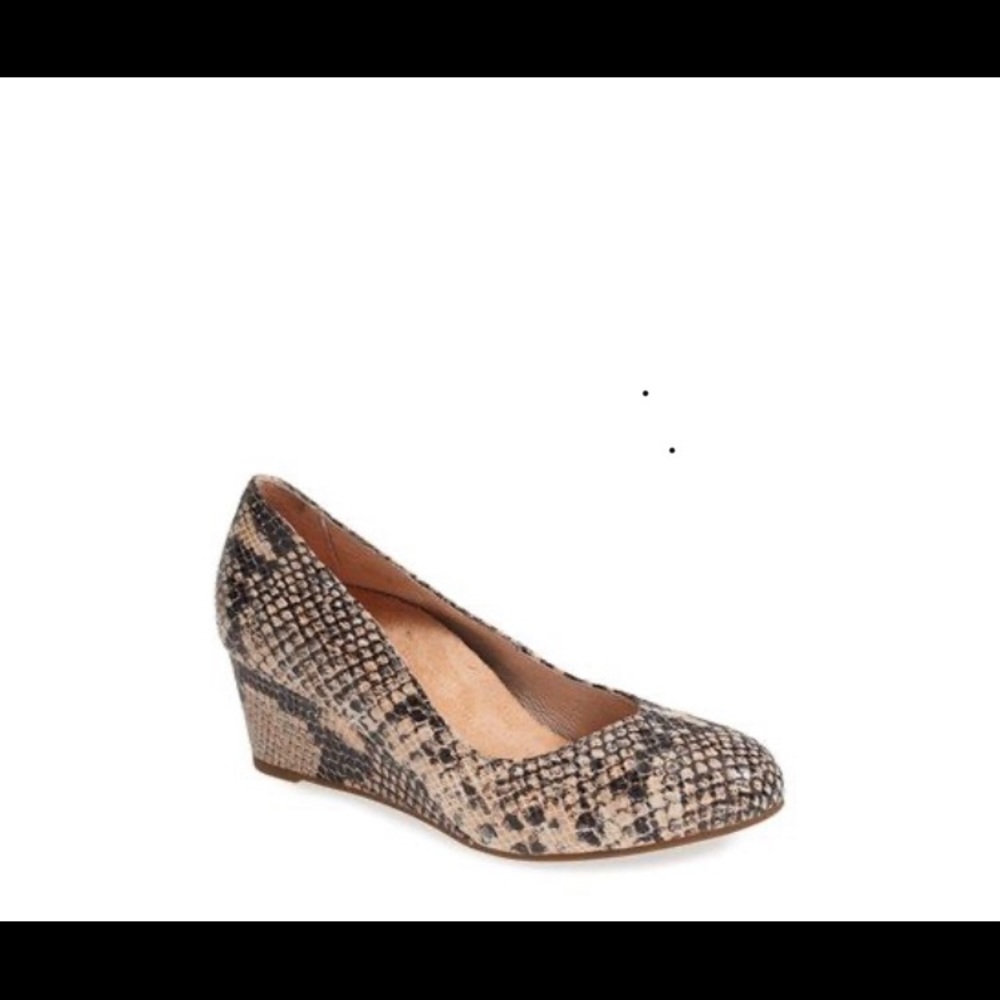 Snake skin Vionic wedge shoe